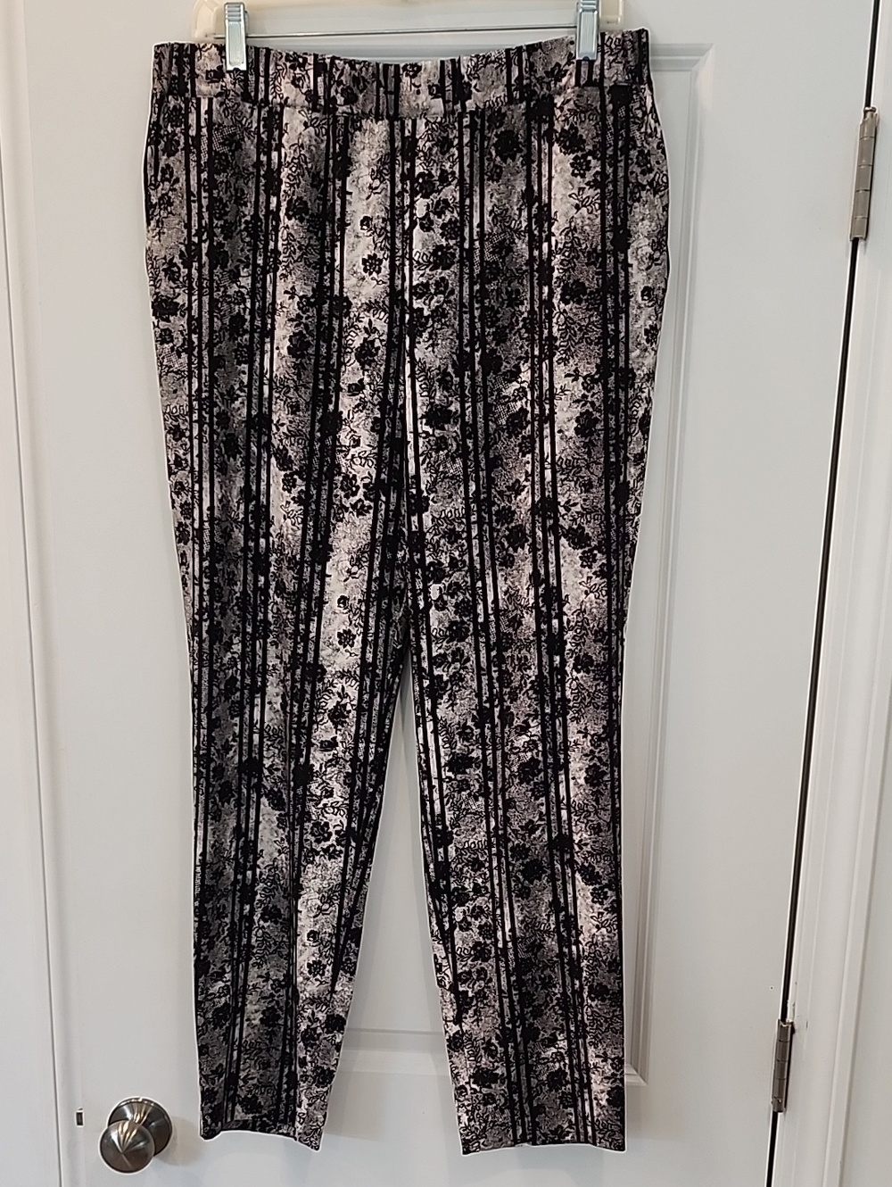 Ann Taylor Women's Black and Ivory Floral Ankle Pant Medium